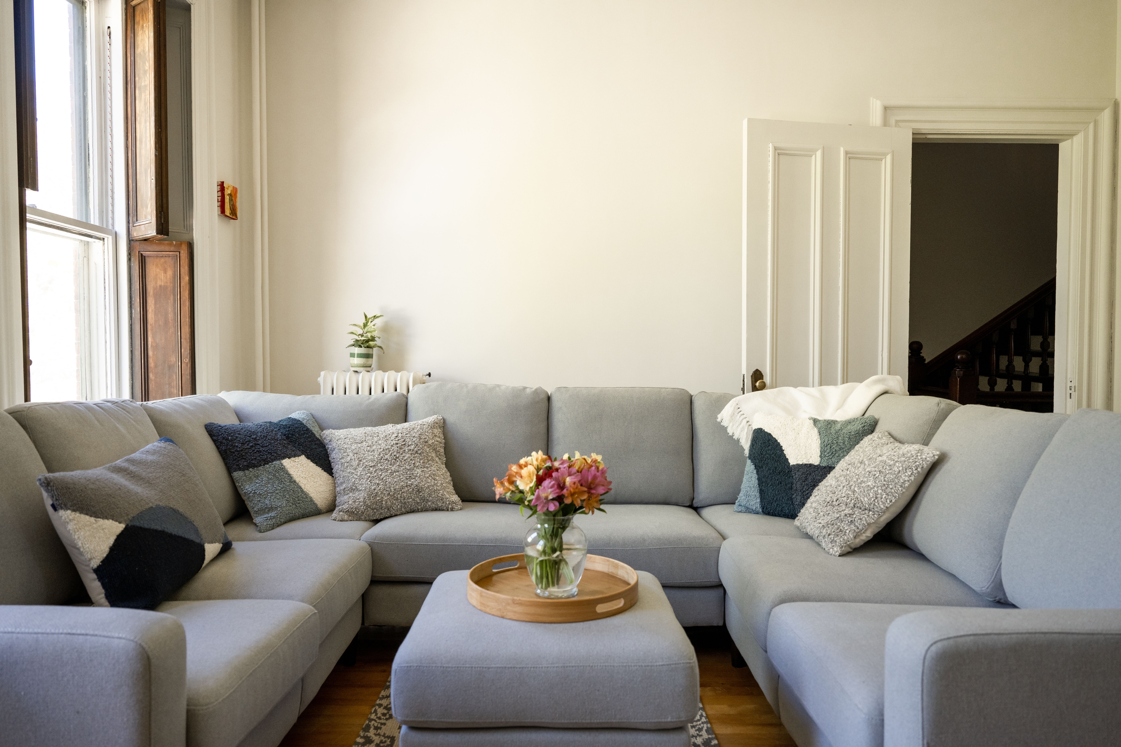 blog post thumbnail - tailored-to-suit-your-lifestyle-customizable-sectional-sofas